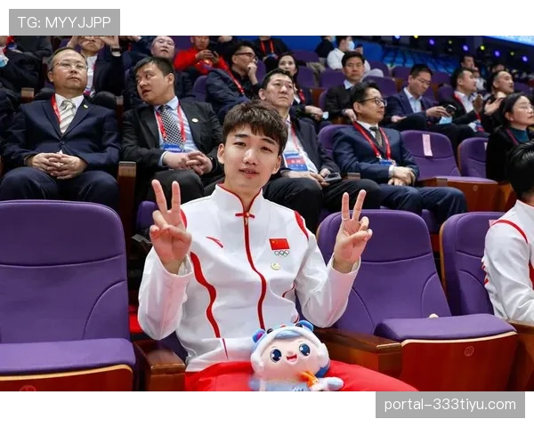高亭宇赛场稳得可怕,私服照却像误入时装周的邻家男孩